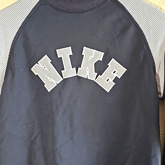 Nike Sweatshirt. - Picture 2 of 5